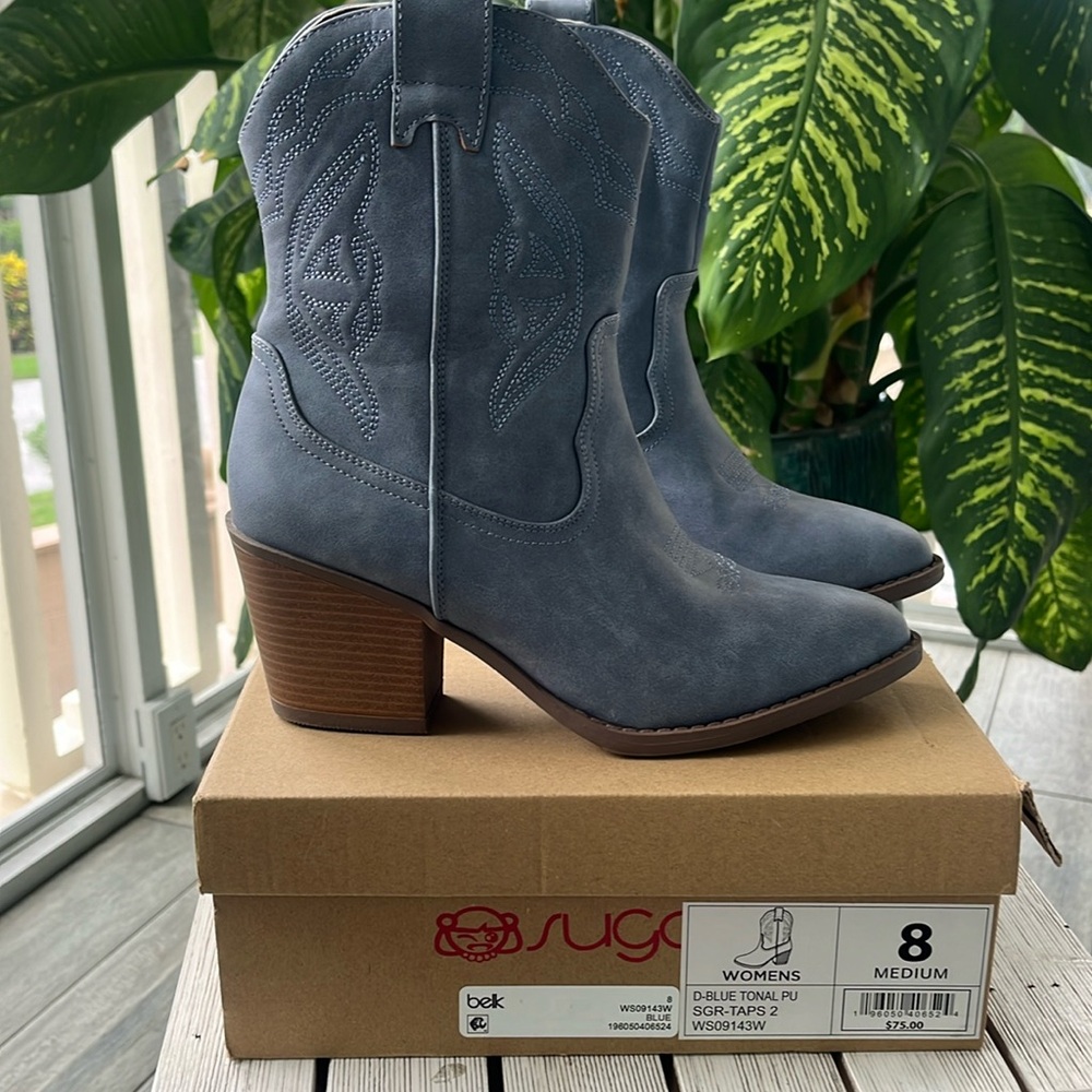 Womens Blue western boots great condition with box. Stylish and comfortable